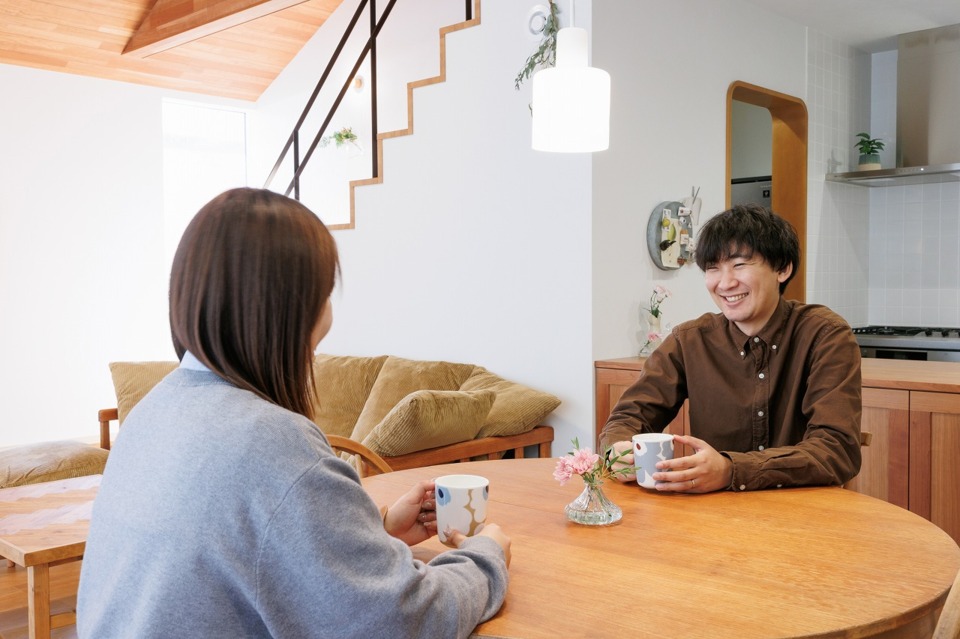 アンティークが似合う、白と木目のナチュラルホーム。